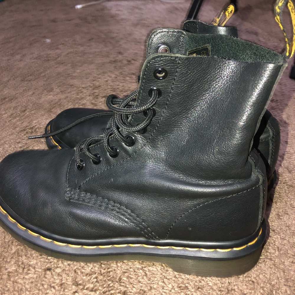 Matte black Dr. Martens 🖤